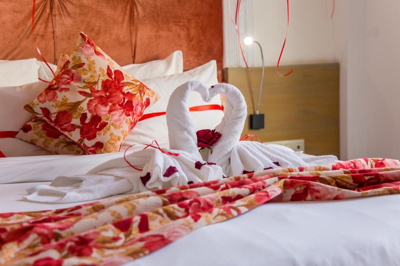 Mandarin Palace Hotel & Spa Tanger Eksteriør billede A bed with a heart-shaped towel