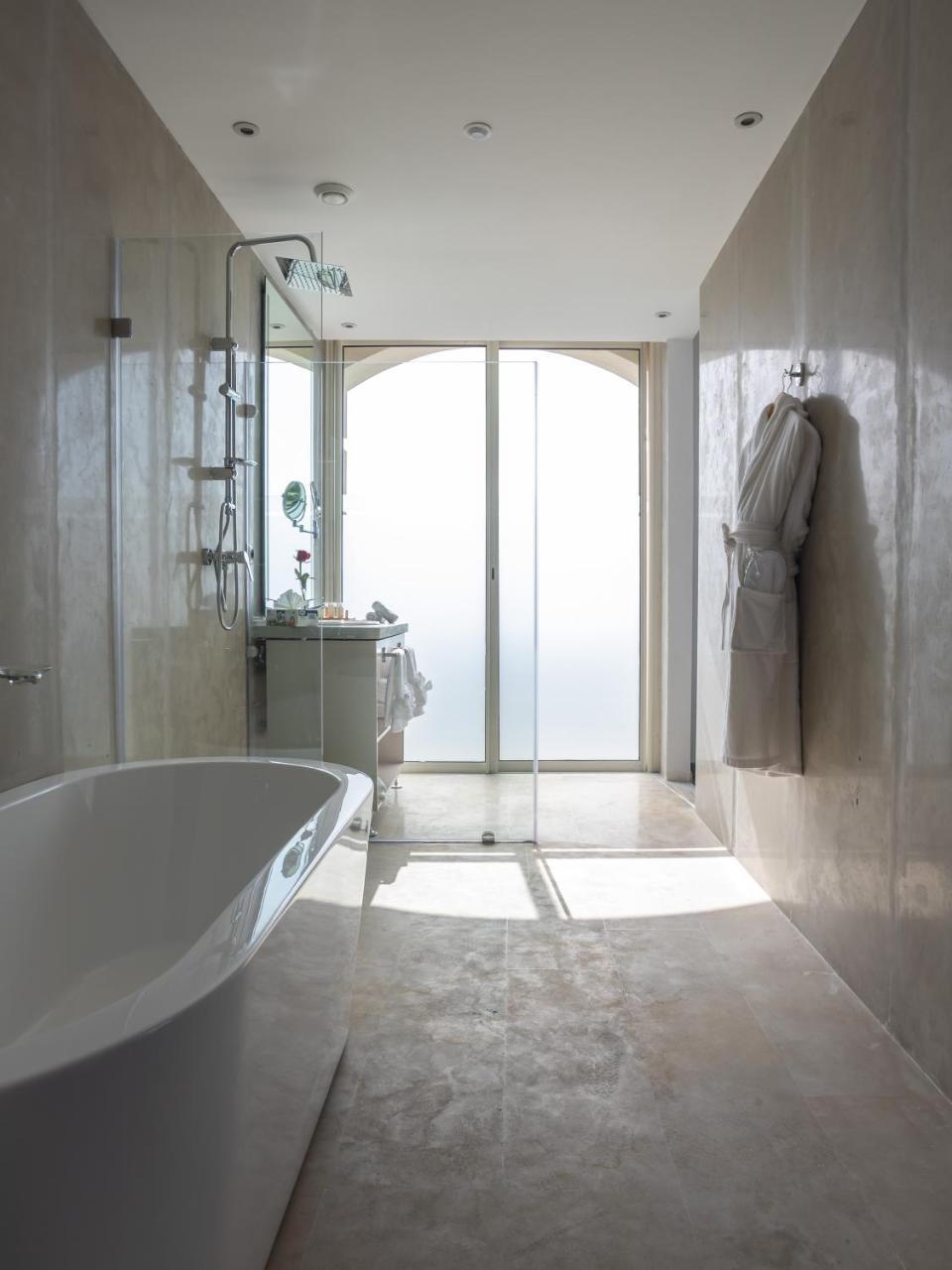 Mandarin Palace Hotel & Spa Tanger Eksteriør billede A modern bathroom